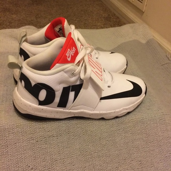 Nike Tennis Shoes - Picture 3 of 4